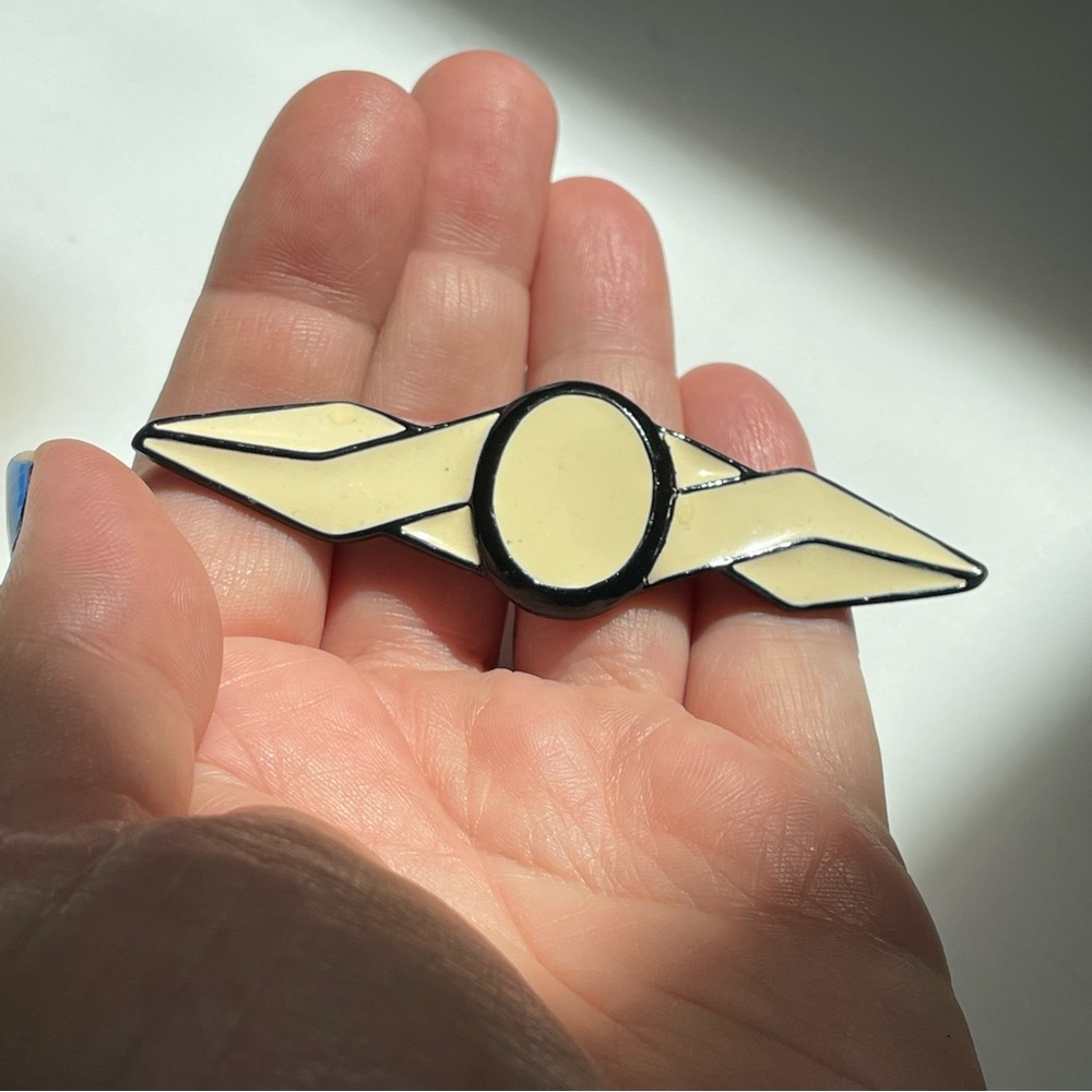 🚨🚨FINAL SALE!!!🚨🚨Vtg Art Deco style cream & black enamel on metal wings brooch